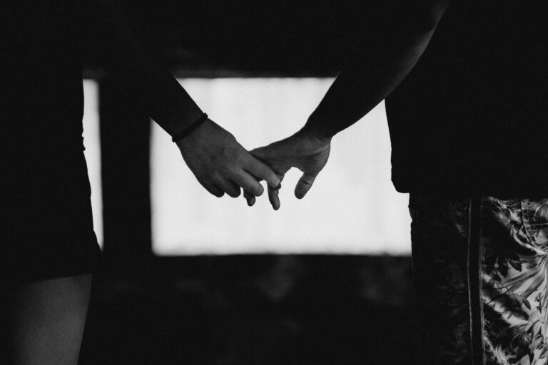 Hand in Hand fassen sich zwei Seelenverwandte an